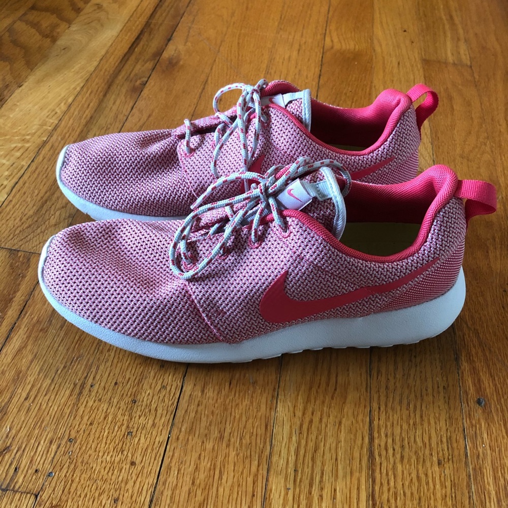 BARELY WORN Nike Roshe Run (Pink)